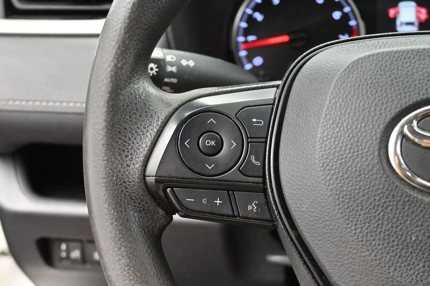 Used 2022 White Toyota XLE image 16