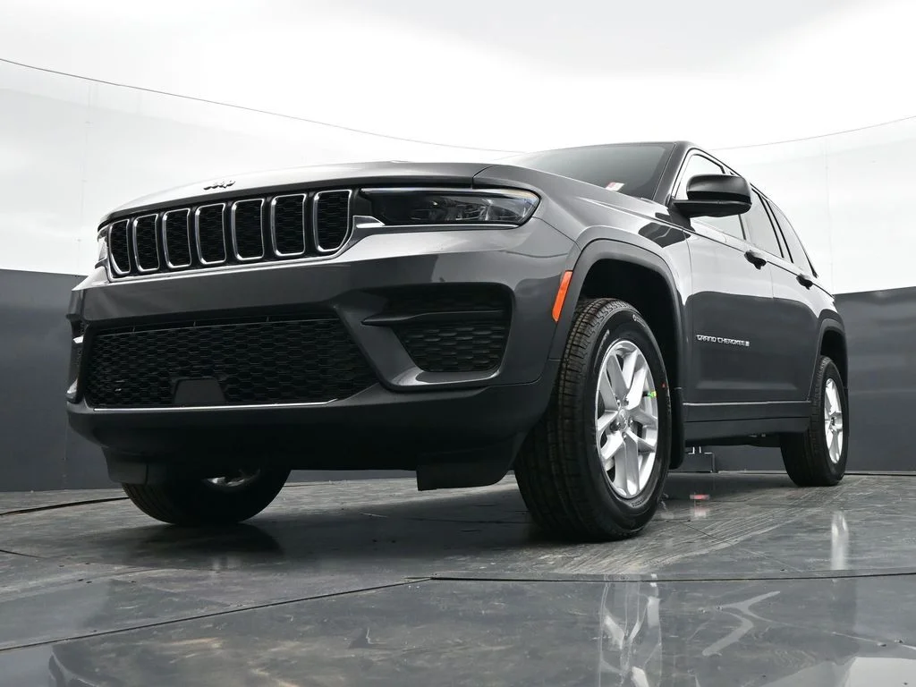 New 2026 Baltic Gray Metallic Clear-Coat Exterior Paint Jeep Laredo X image 43