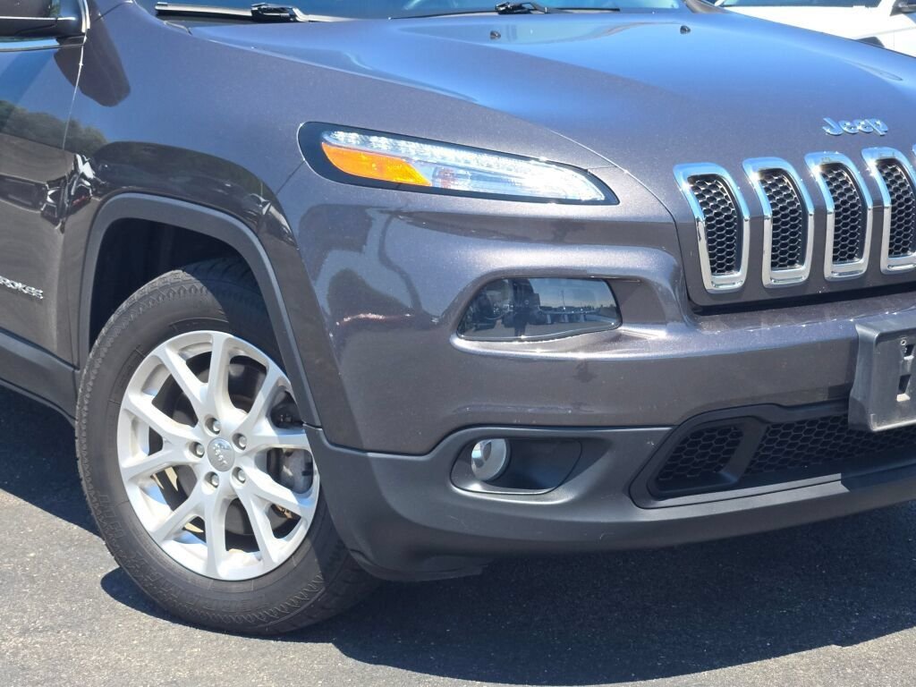 Used 2016 Gray Jeep Latitude image 3