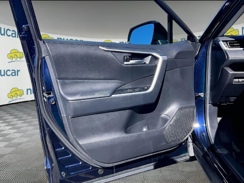 Used 2025  Toyota XLE image 9