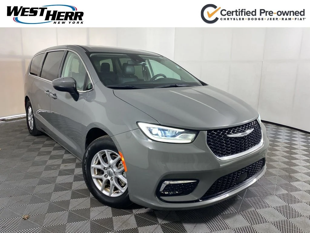 2023 Chrysler Pacifica Touring L's photo