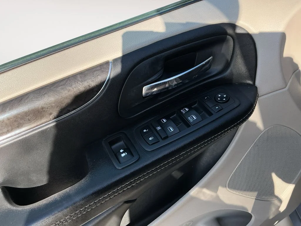 Used 2016 Silver Chrysler Touring image 10