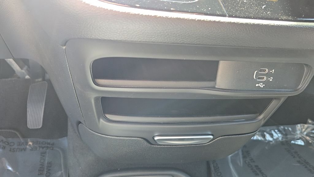 New 2027 Bright White Clear-Coat Exterior Paint Chrysler Select image 18
