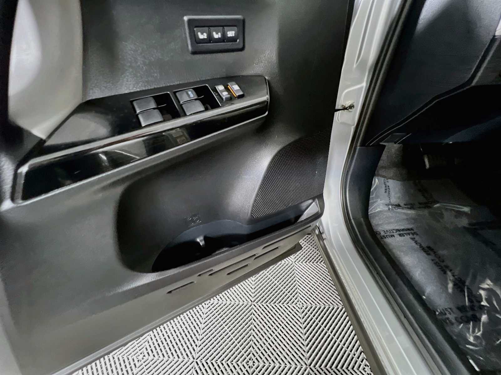 Used 2018 Silver Sky Metallic Toyota Limited image 18