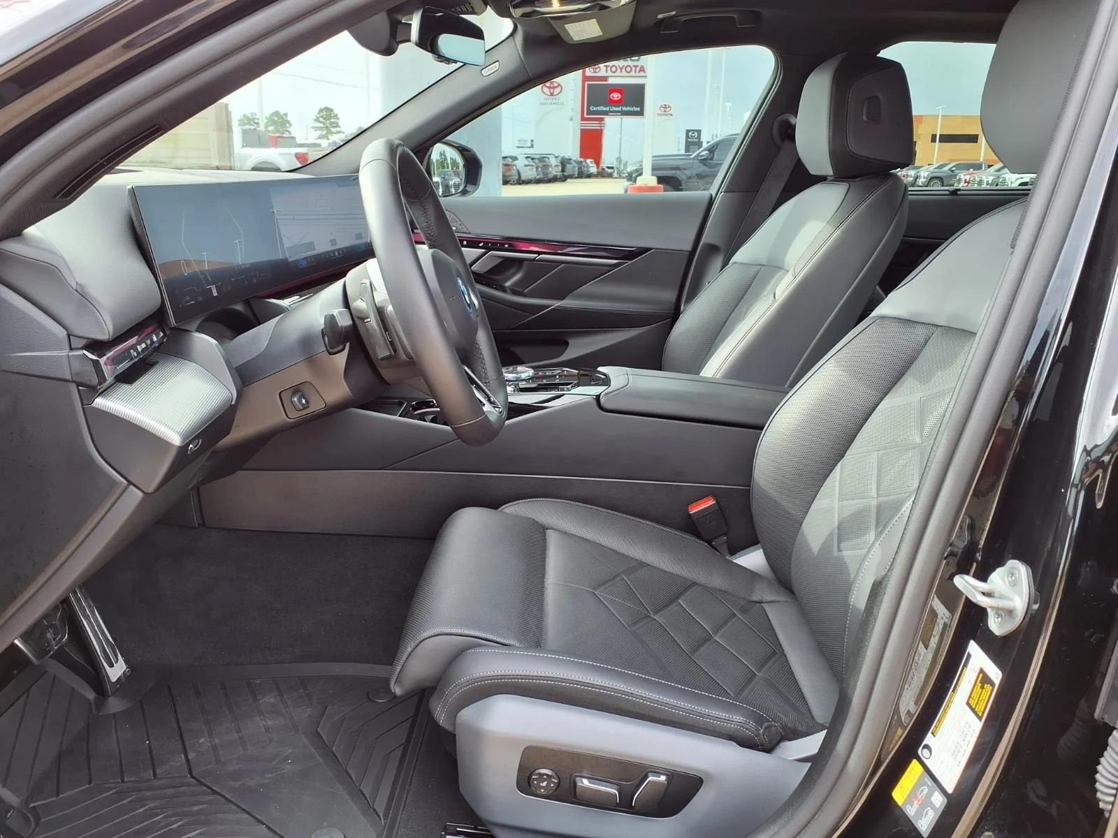 Used 2026 Black BMW 550e xDrive image 17