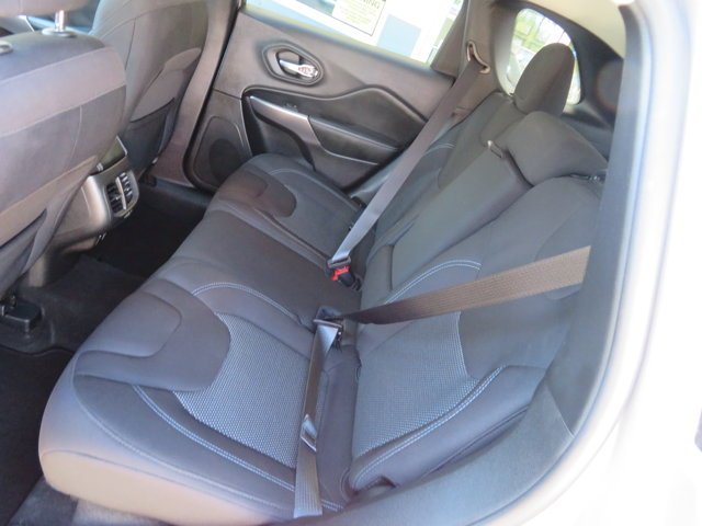 Used 2021 Billet Silver Metallic Clearcoat Jeep Latitude image 18