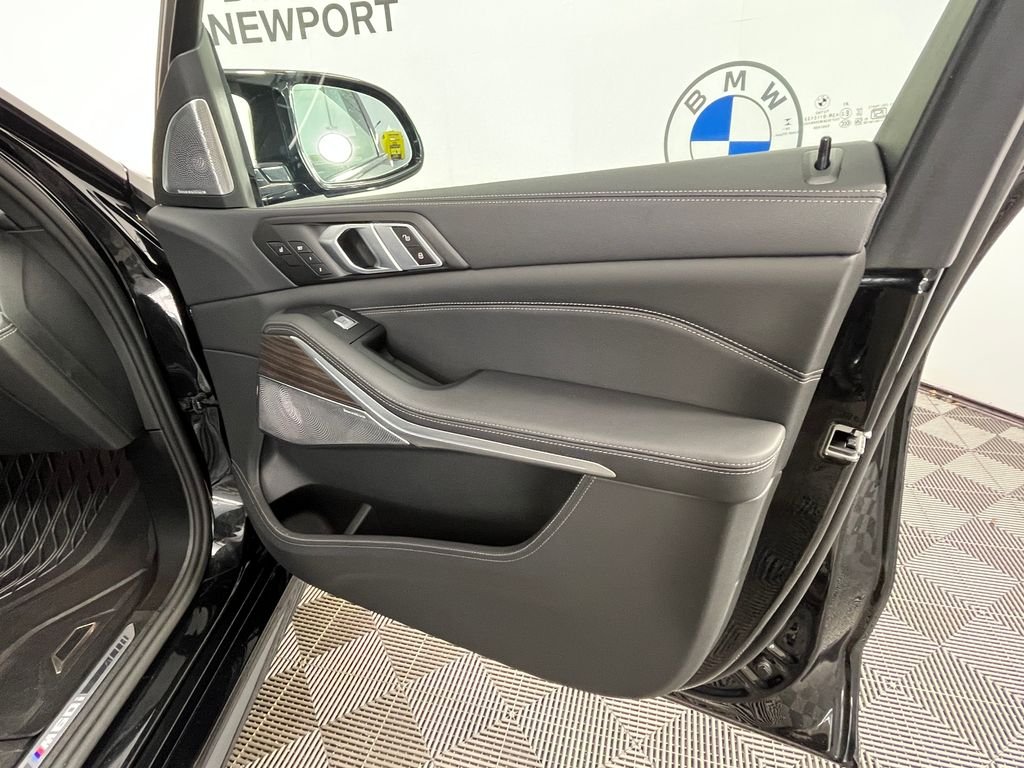 Used 2025 Black BMW M60i image 22