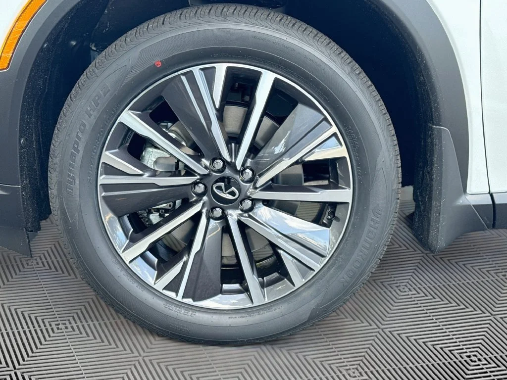 New 2027 White INFINITI LUXE image 34