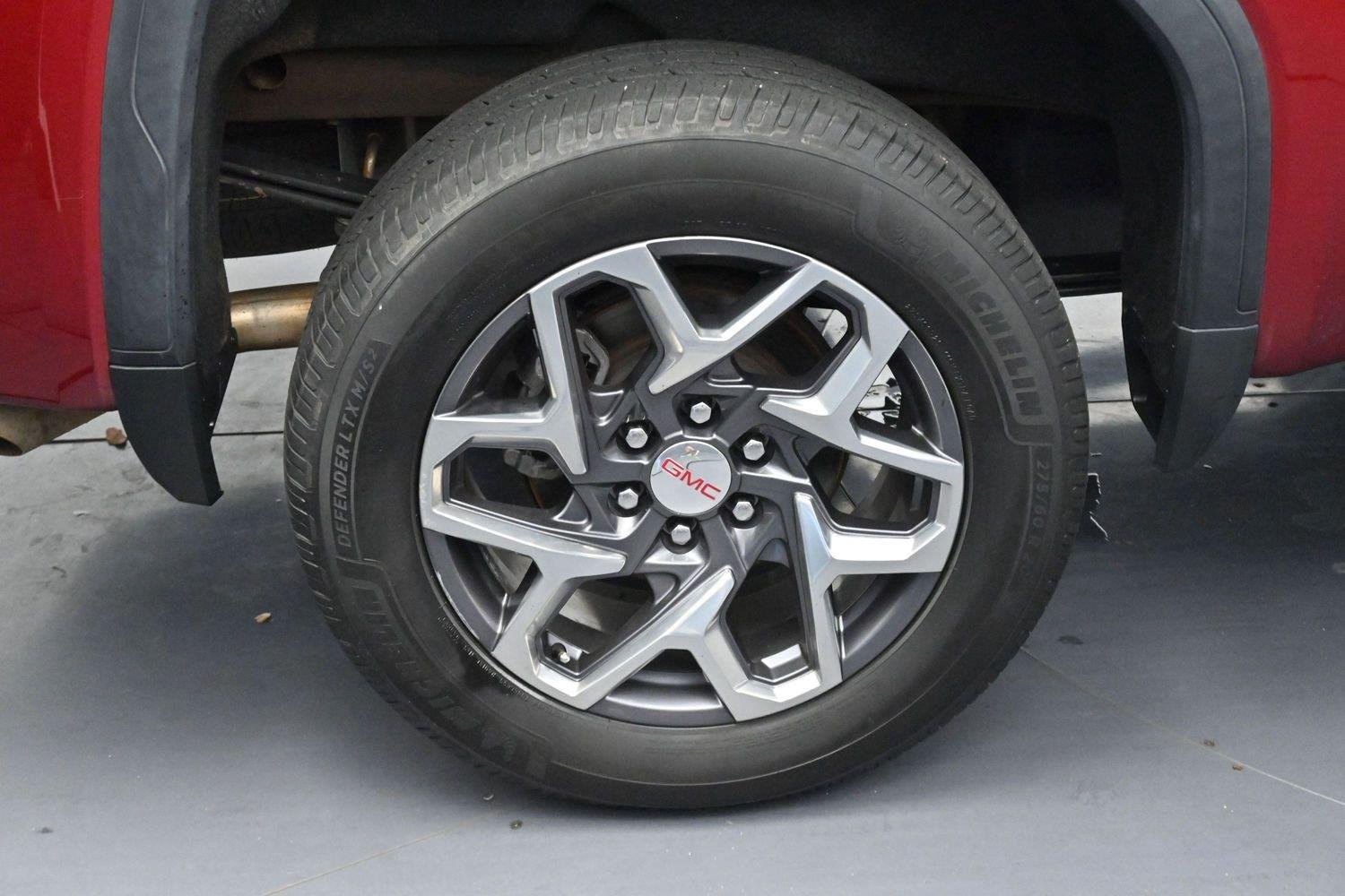 Used 2022 CAYENNE RED TINTCOAT GMC SLT image 34