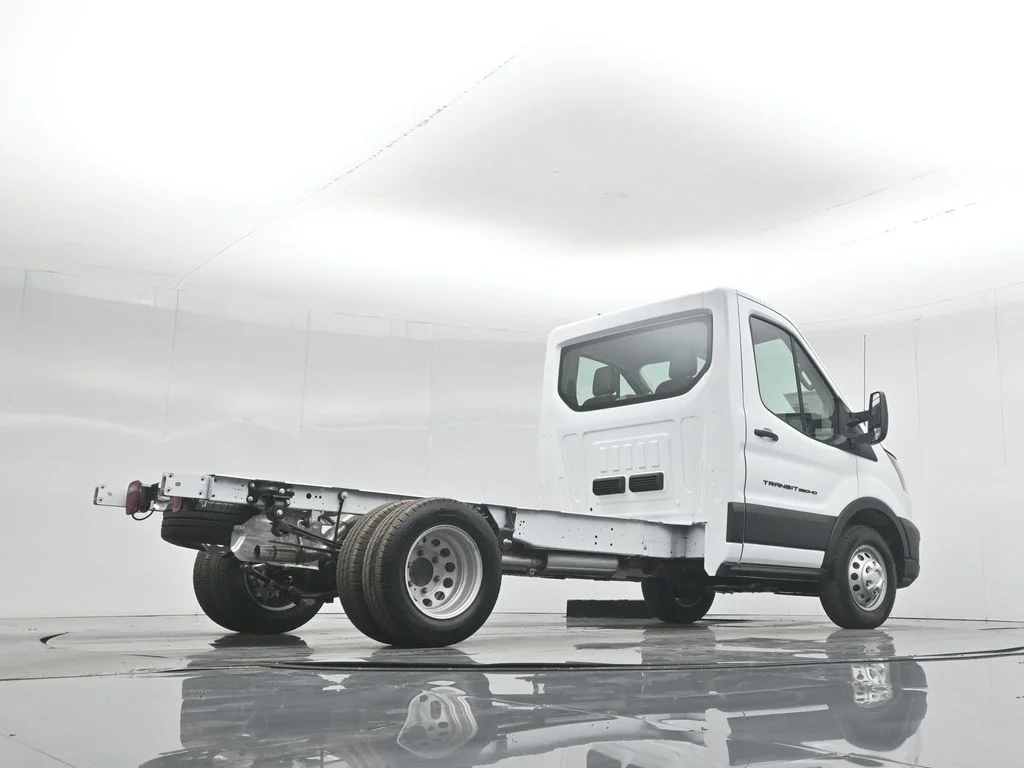 New 2026 Oxford White Ford Base image 40