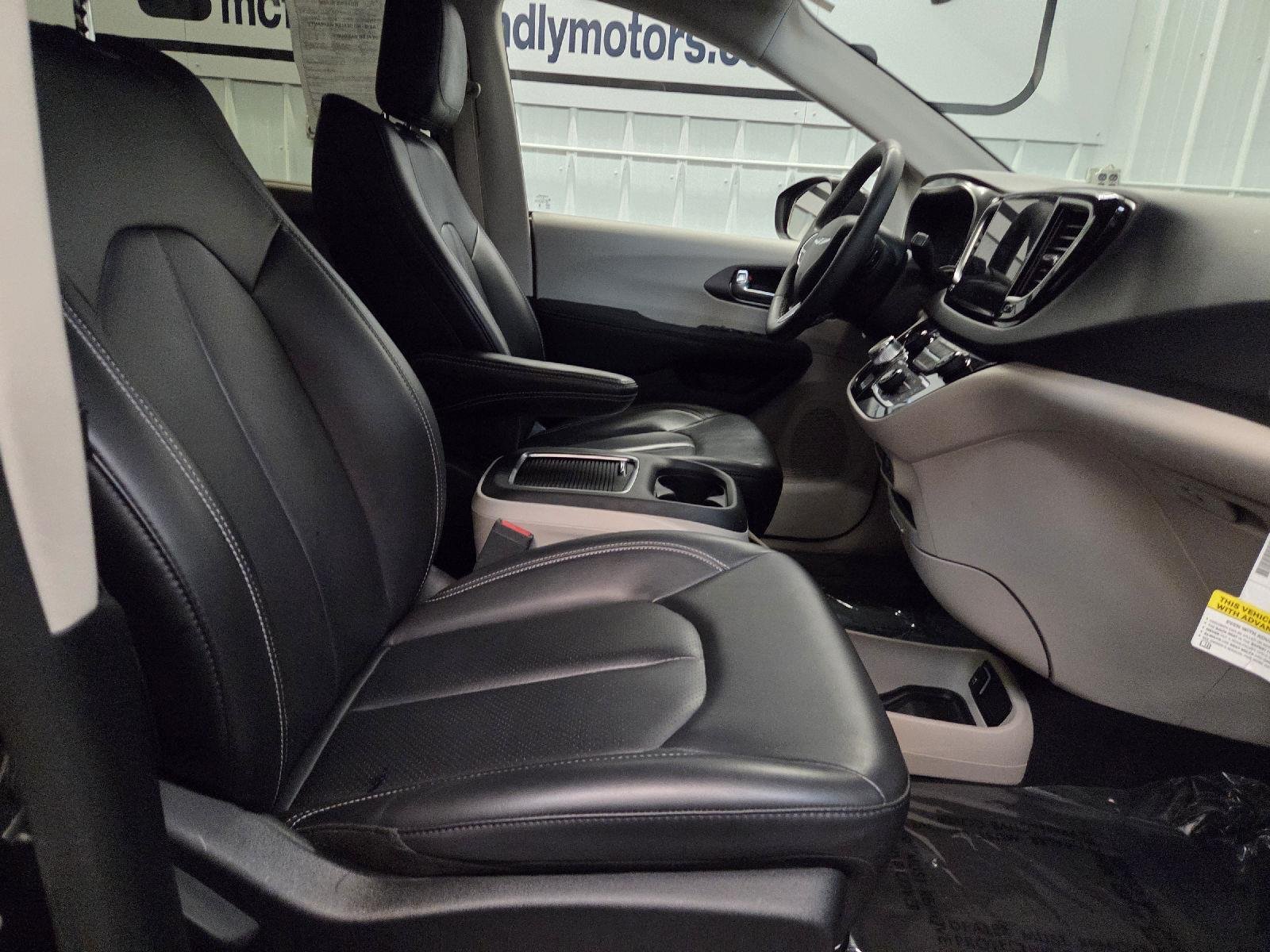 Used 2023 Brilliant Black Crystal Pearlcoat Chrysler Touring L image 17