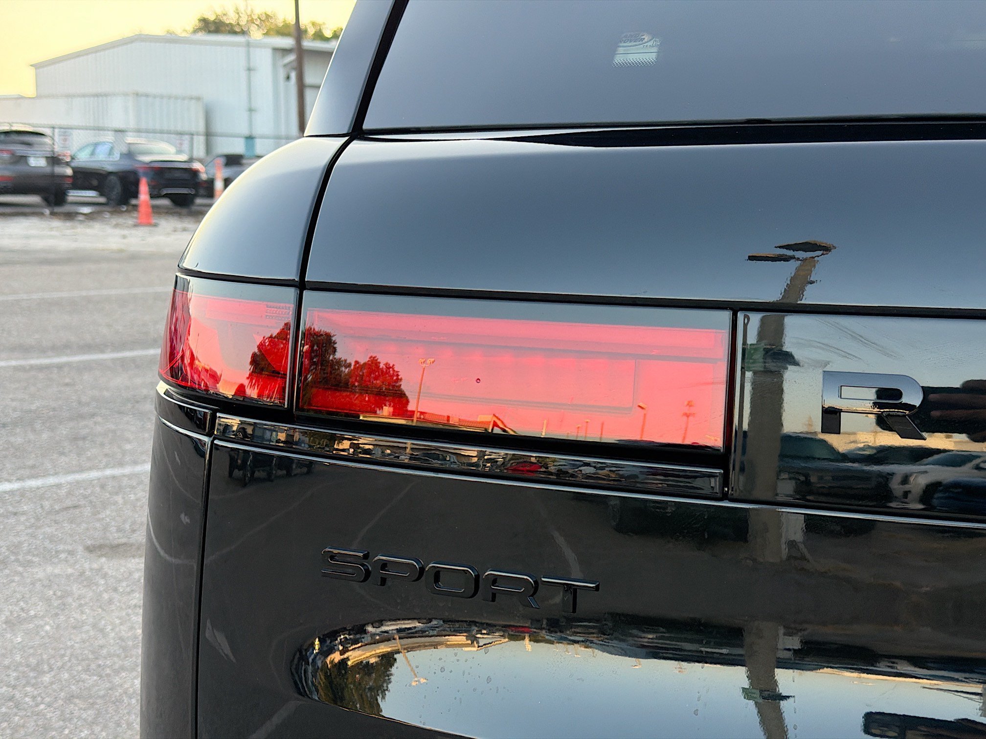 New 2026 Santorini Black LAND ROVER Dynamic SE image 9