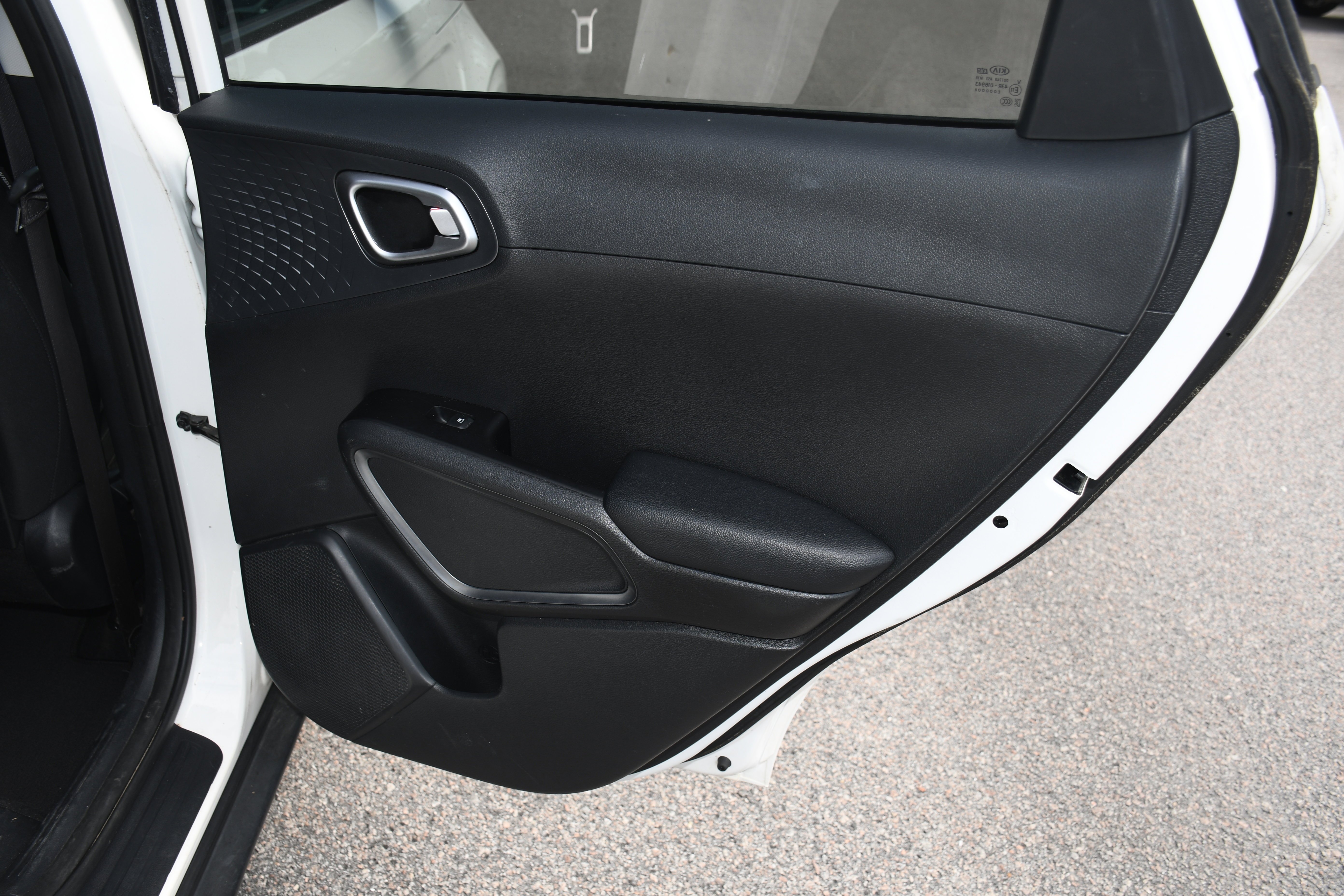 Used 2021 White Kia S image 17