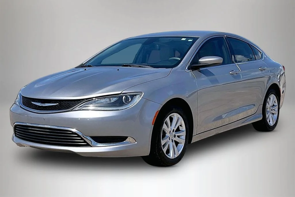 Used 2015 Silver Chrysler Limited image 2