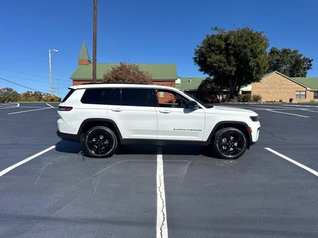 New 2027 Bright White Clear-Coat Paint Jeep Limited image 8