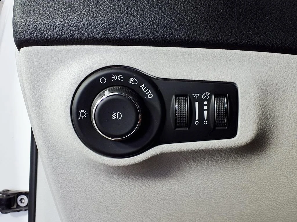 Used 2018 White Clearcoat Jeep Latitude image 24