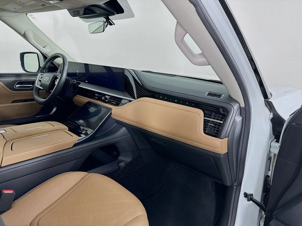 Used 2025 White INFINITI LUXE image 32