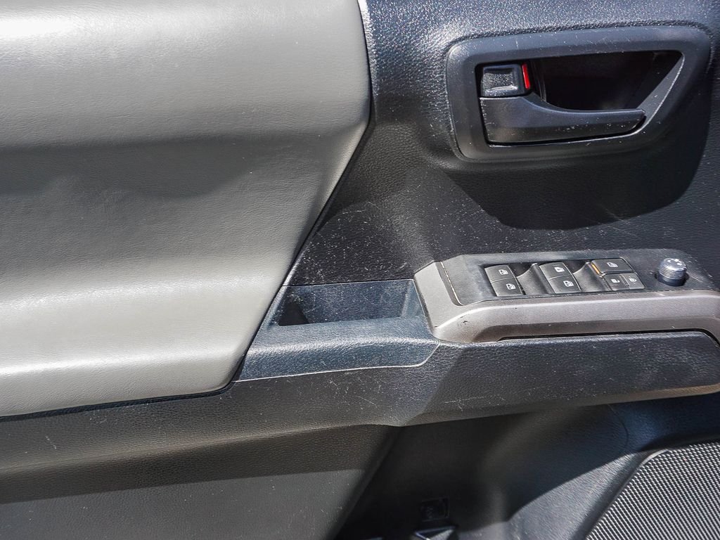 Used 2017  Toyota SR5 image 18