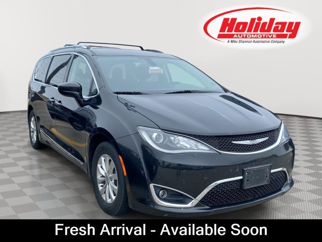 Used 2018 Brilliant Black Crystal Pearlcoat Chrysler Touring L image 1
