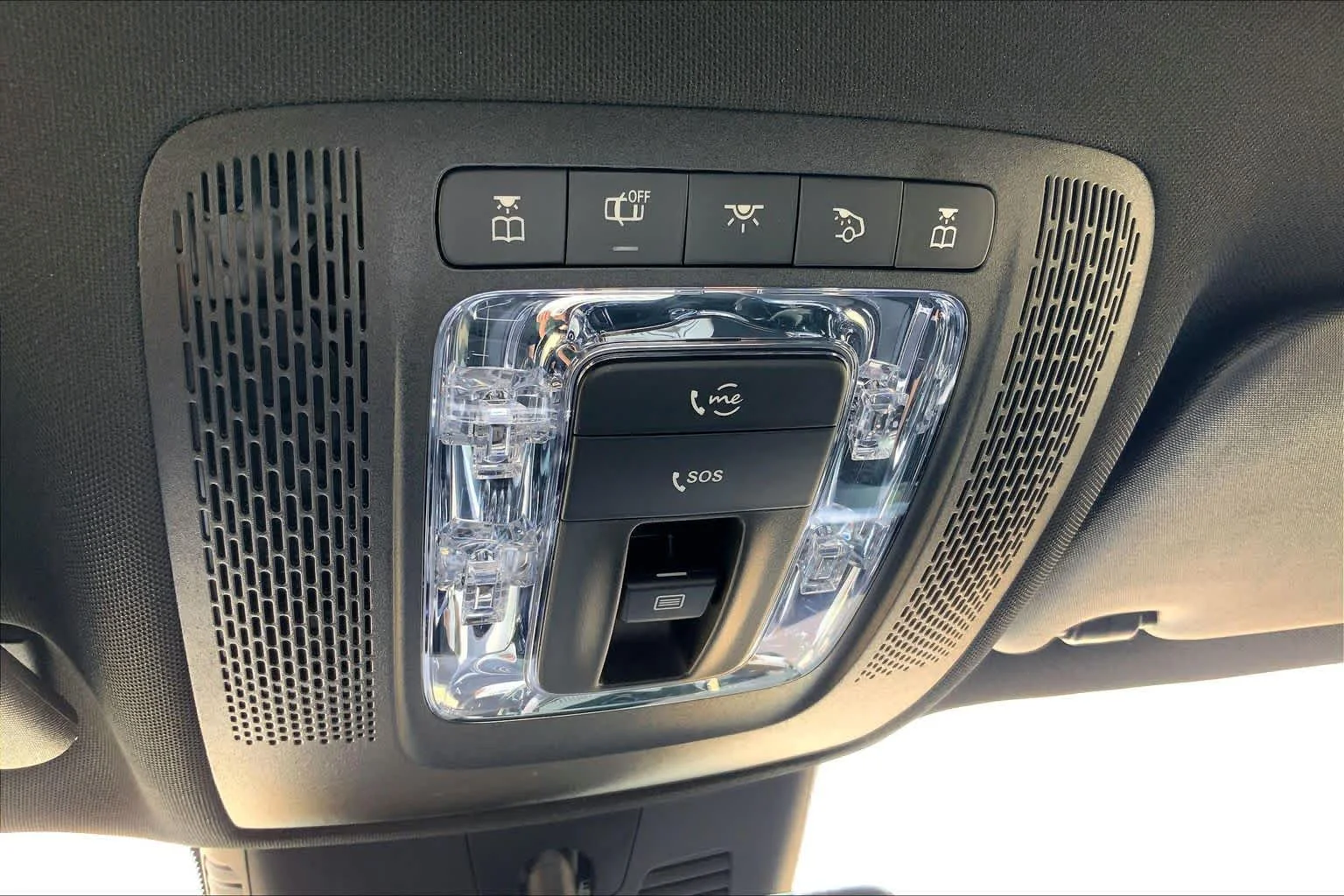 Used 2025 Polar White Mercedes-Benz GLB 250 image 29