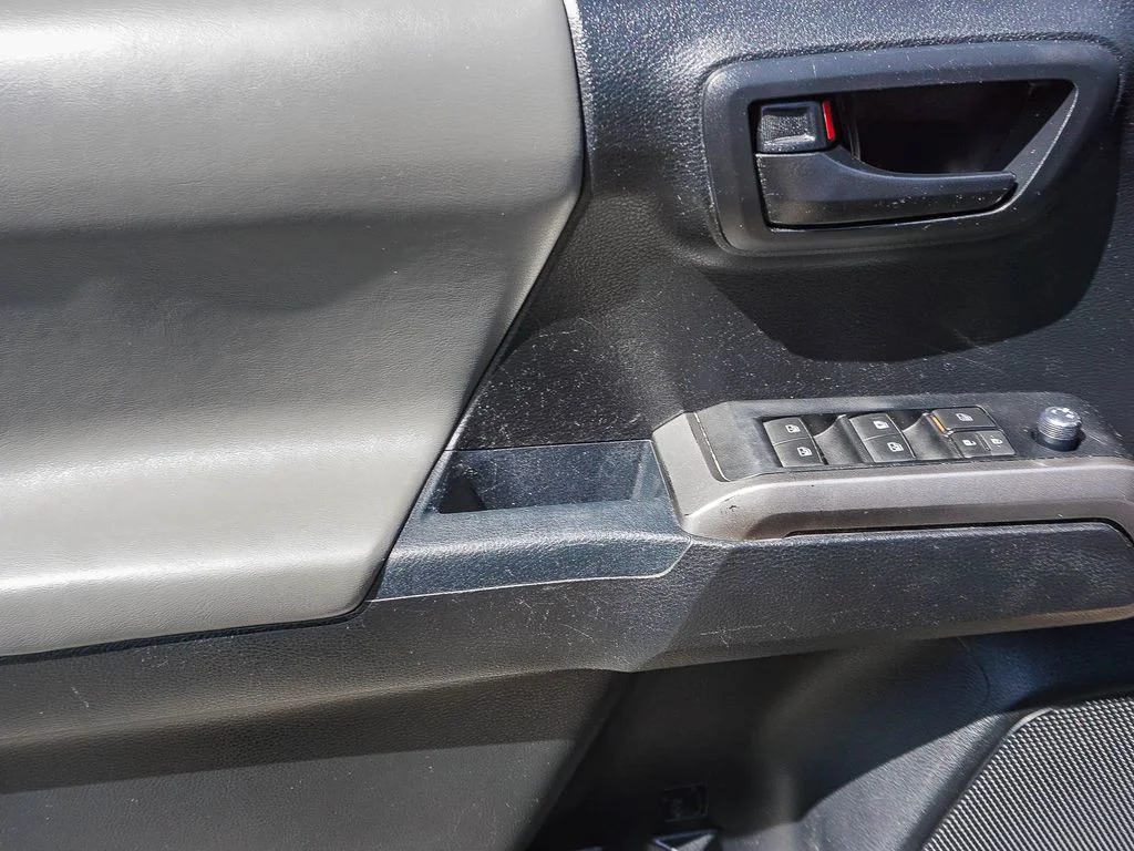 Used 2017  Toyota SR5 image 18