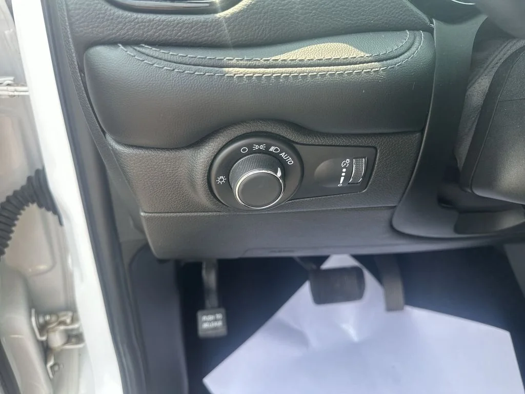 Used 2023 White Dodge SXT image 20