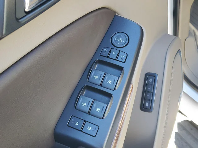 Used 2018 IRIDESCENT PEARL TRICOAT Chevrolet Premier image 14