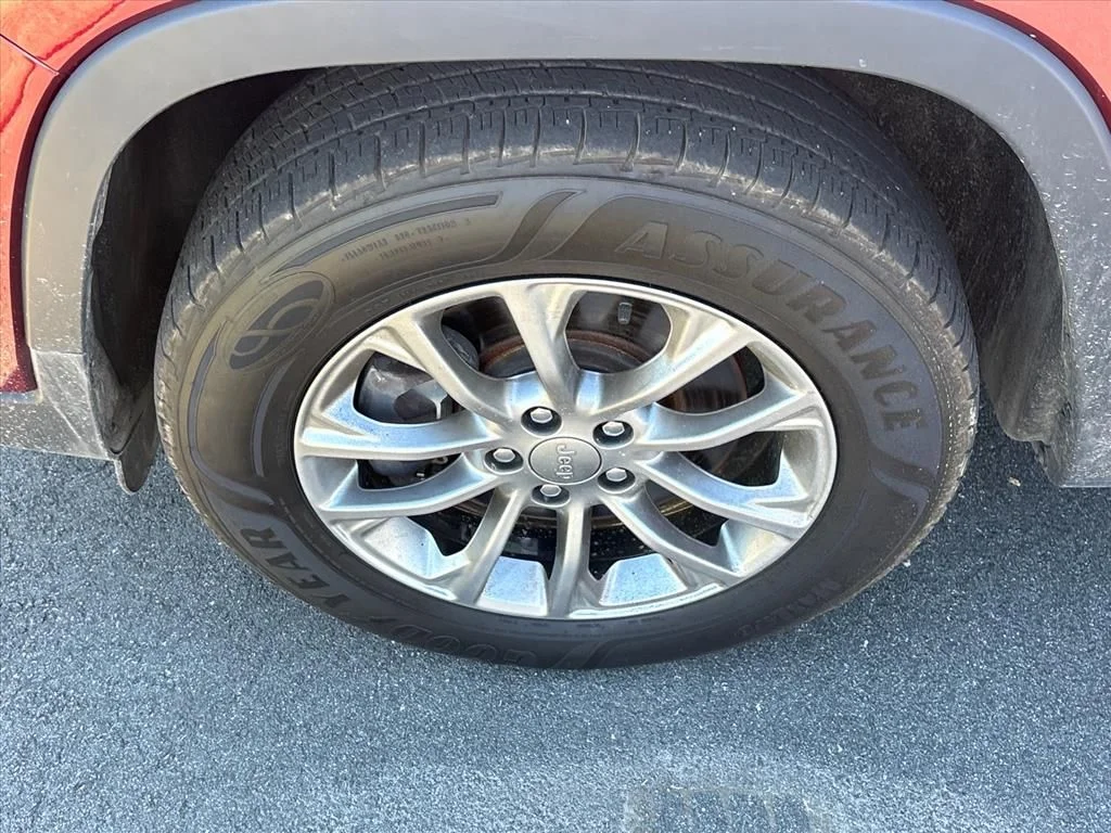 Used 2019 Red Jeep Latitude Plus image 14