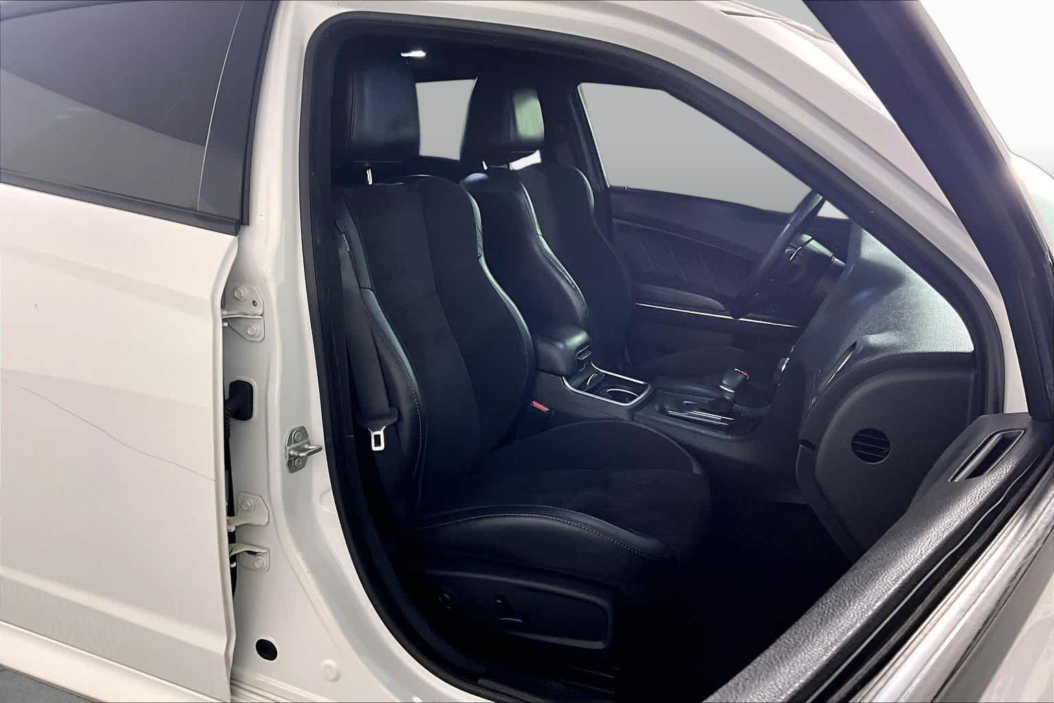 Used 2018 White Knuckle Clearcoat Dodge R/T image 9