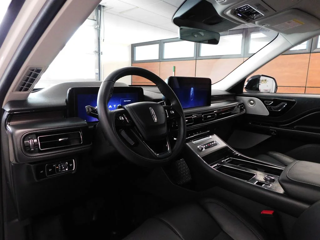 Used 2025 Pristine White Lincoln Reserve image 32