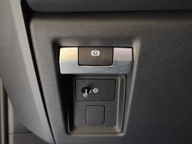 Used 2025 Carpathian Grey Premium Metallic Land Rover X-Dynamic SE image 22