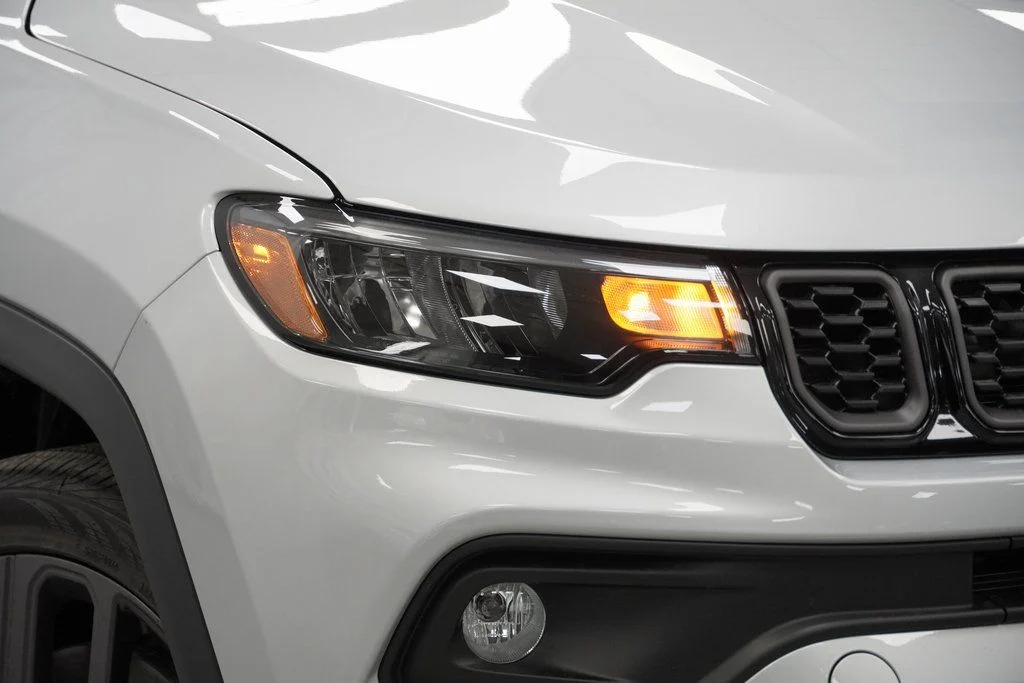 New 2026 Silver Zynith Metallic Clear-Coat Exterior Paint Jeep Latitude image 5