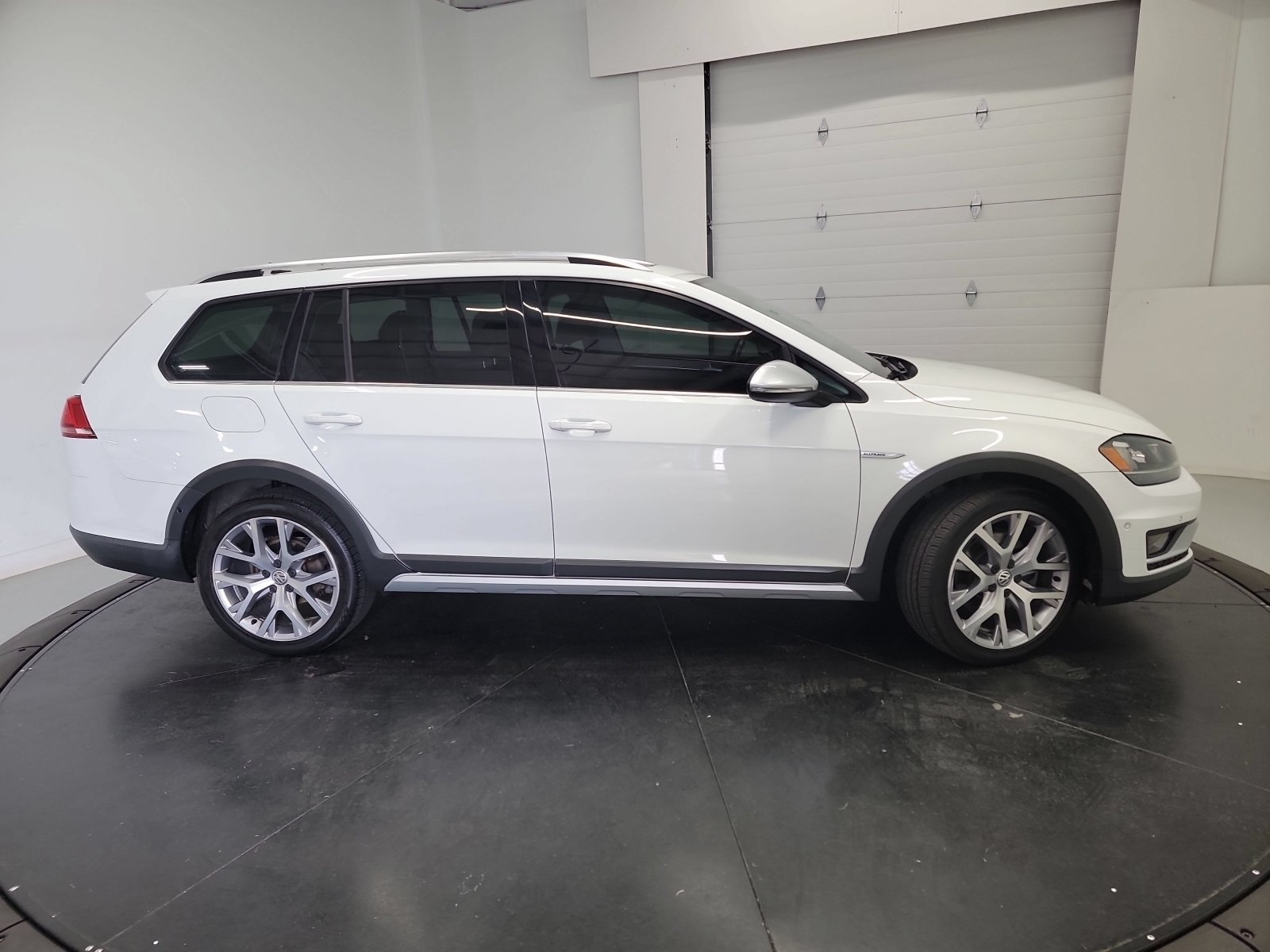 Used 2017 Pure White Volkswagen SEL image 18