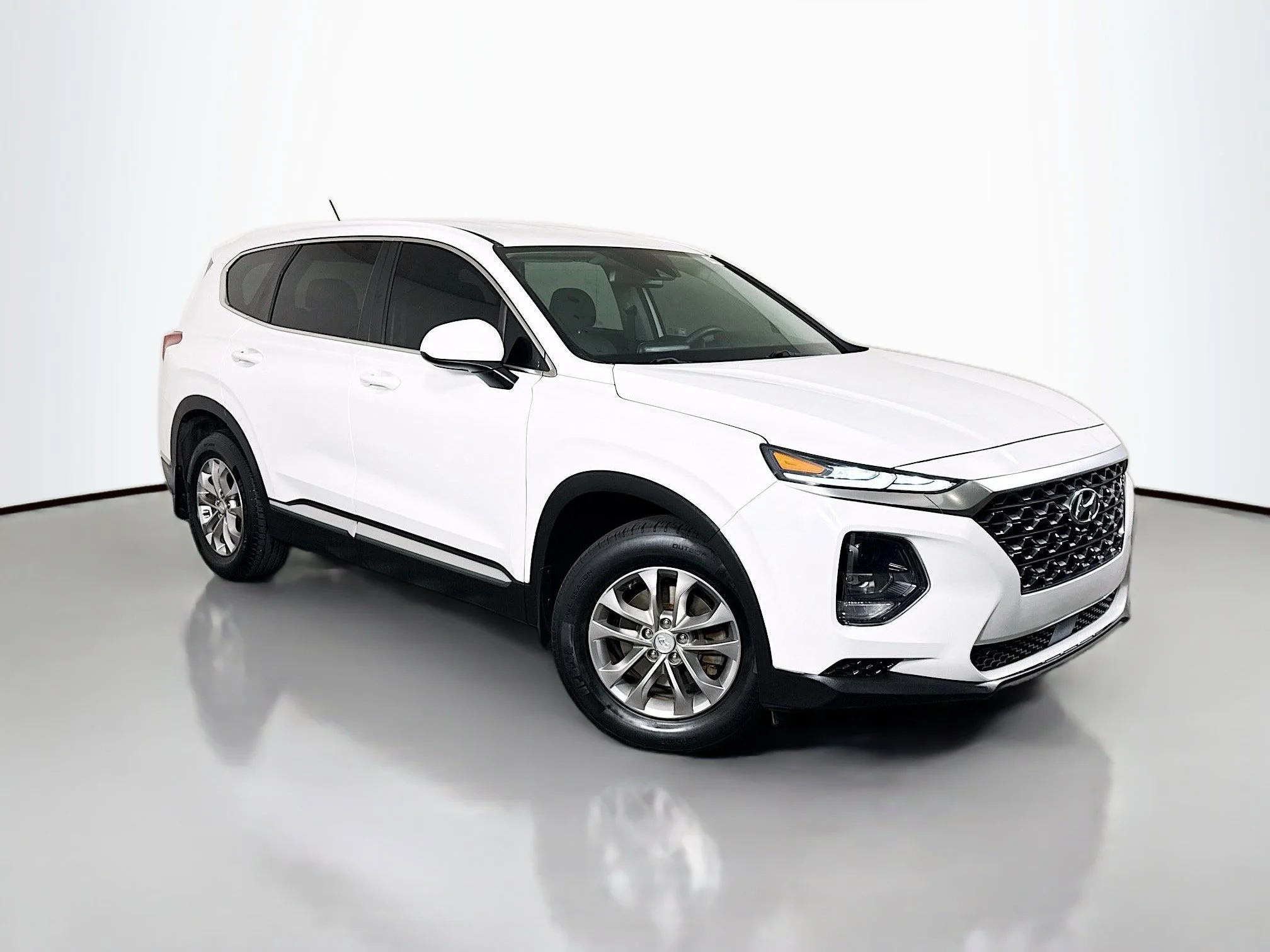 Used 2020 Quartz White Hyundai SE image 1