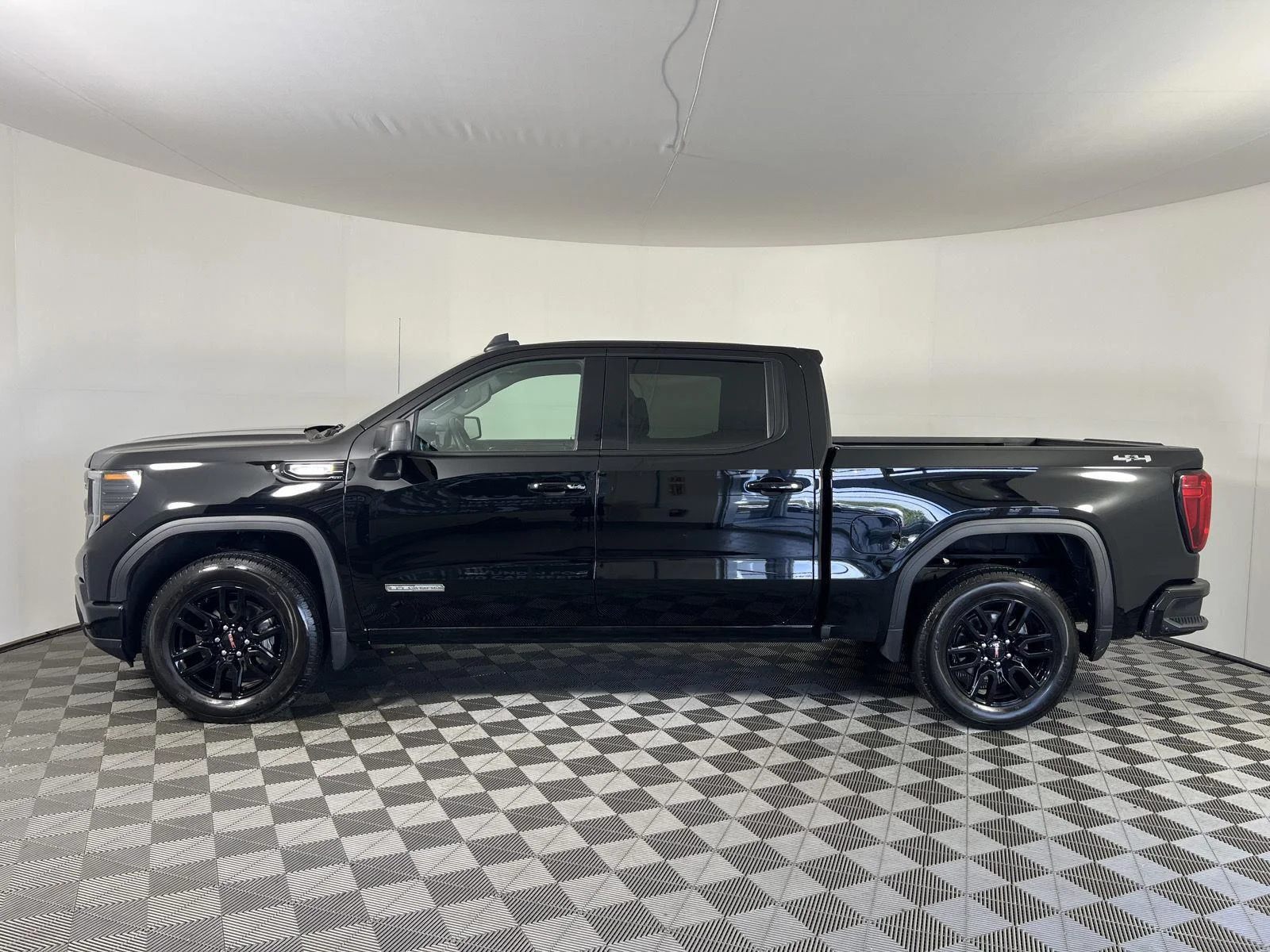 Used 2025 Onyx Black GMC Elevation image 11