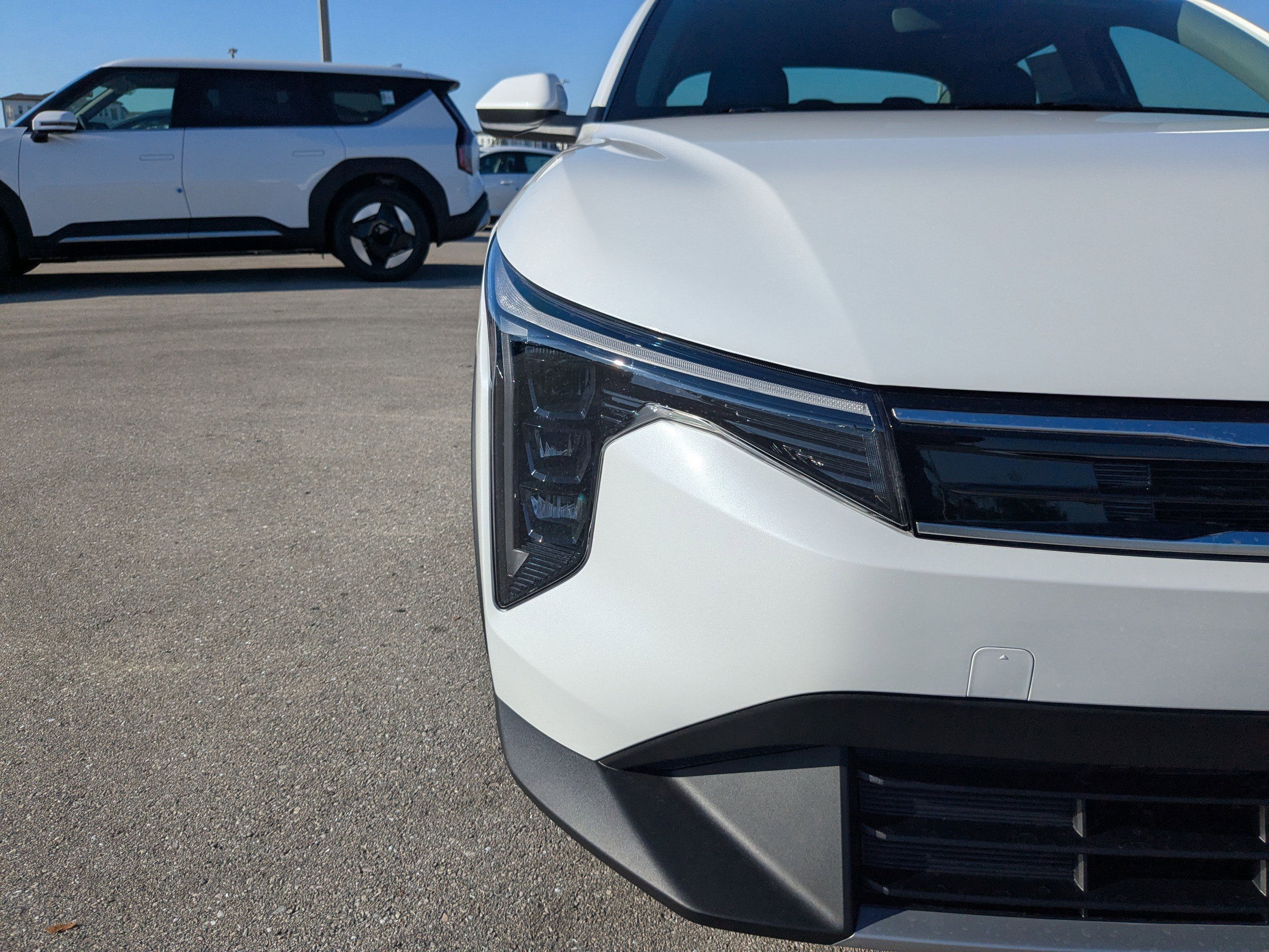 New 2025 Snow White Pearl Kia EX image 12