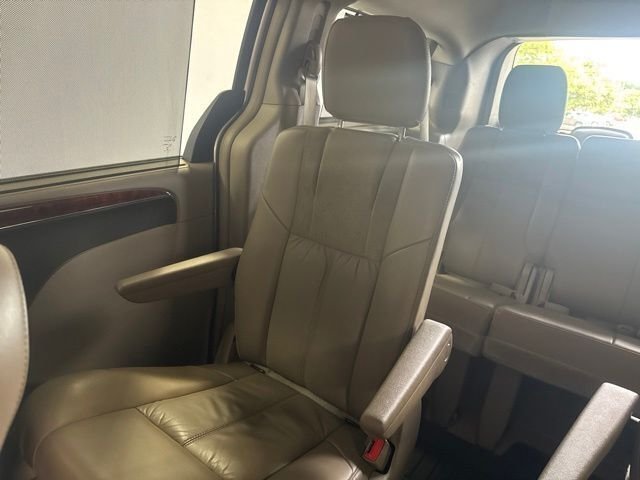 Used 2015 Beige Chrysler Limited image 16