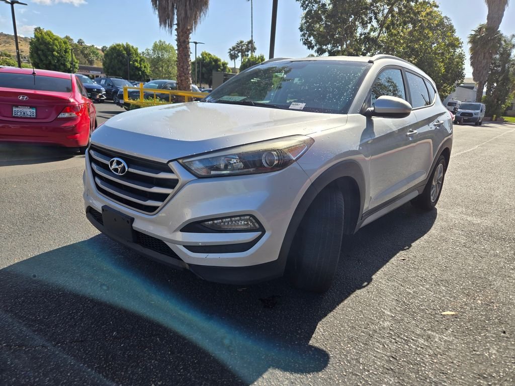 Used 2017 Silver Hyundai SE image 3