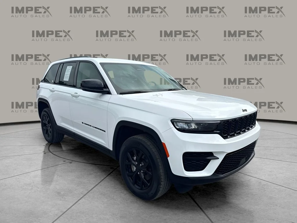 Used 2025 White Jeep Altitude image 4