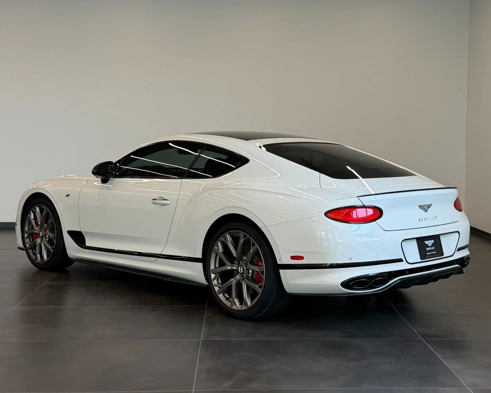 Used 2023 White Bentley V8 S image 3