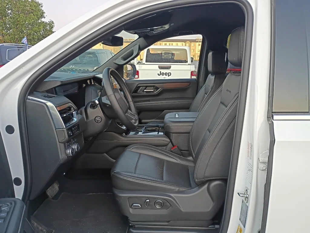 Used 2025 White GMC Denali image 27