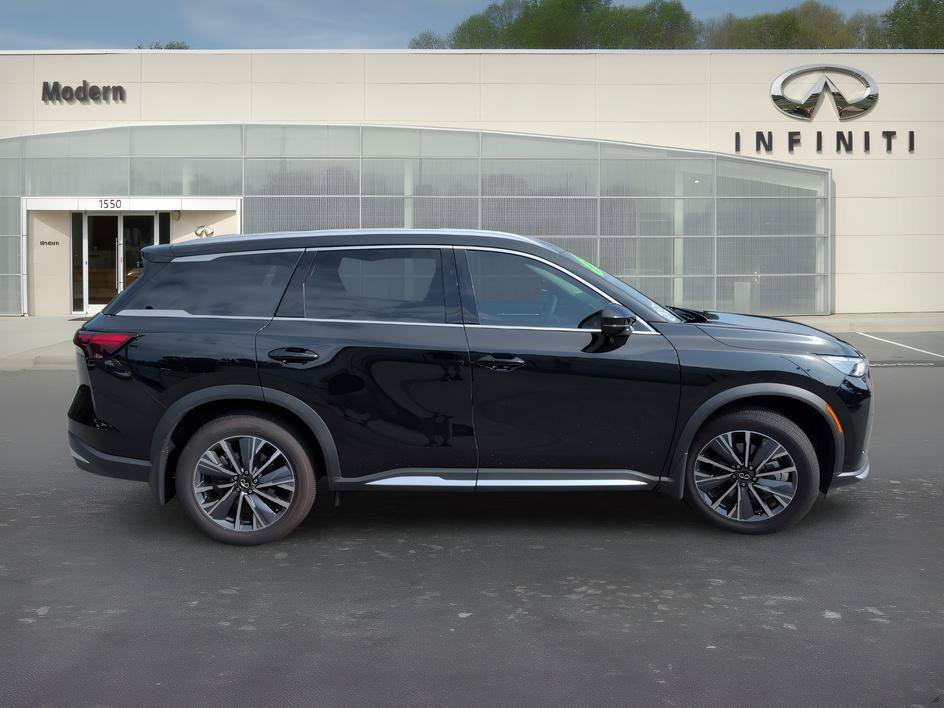 Certified Used 2026 Mineral Black INFINITI LUXE image 3