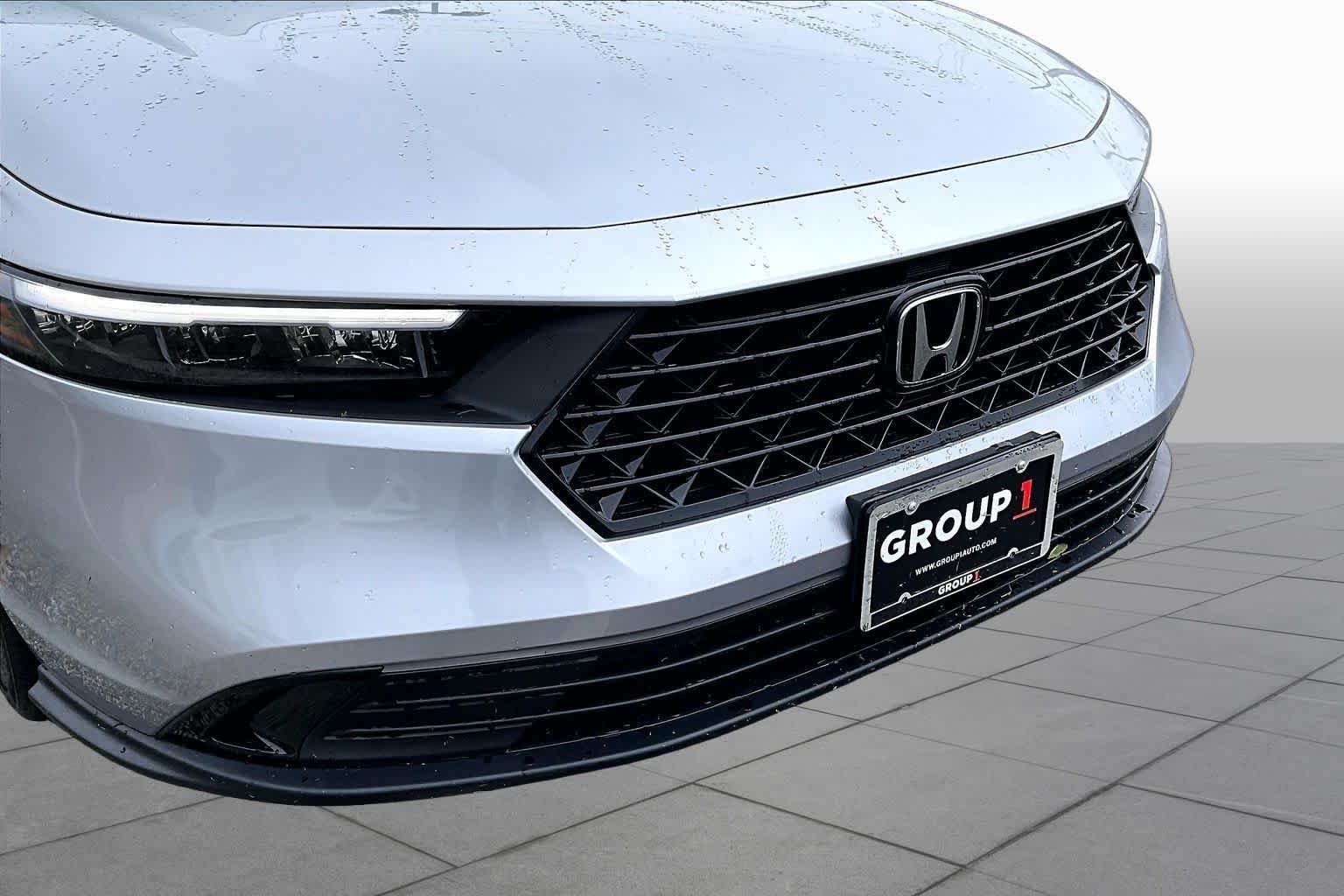 Used 2025 Solar Silver Metallic Honda SE image 31
