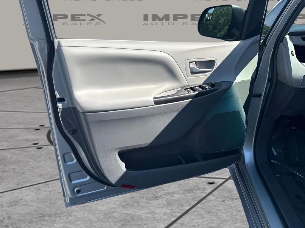 Used 2015 Silver Toyota LE image 13