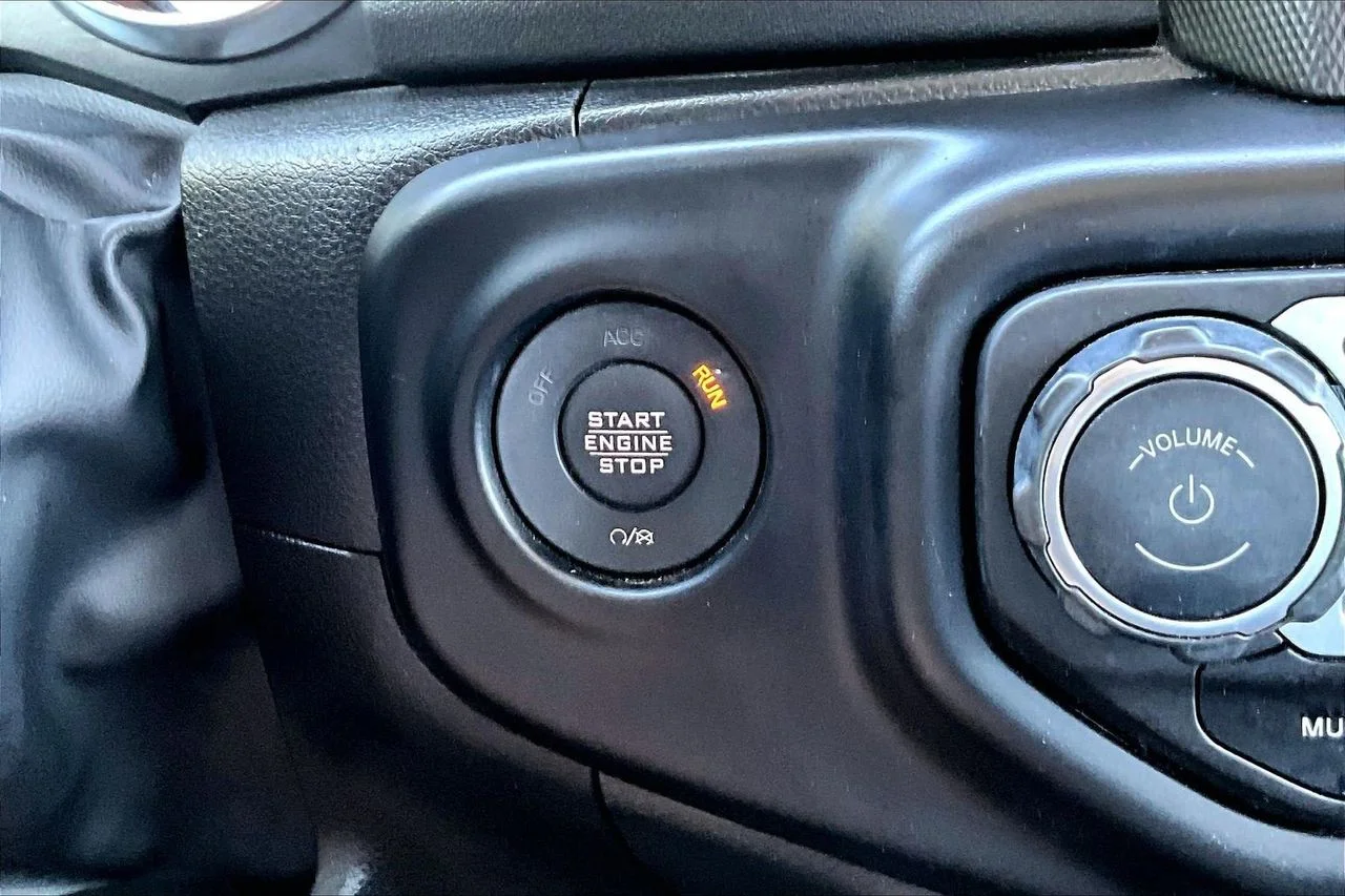 Used 2022 Green Jeep Overland image 27