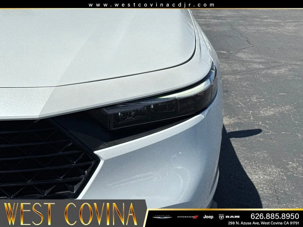 Used 2025 White Honda SE image 13