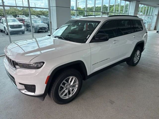 Used 2025 White Jeep Laredo image 3