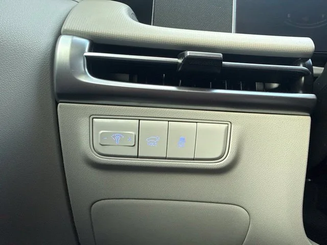 Used 2025 Black Hyundai SEL image 17