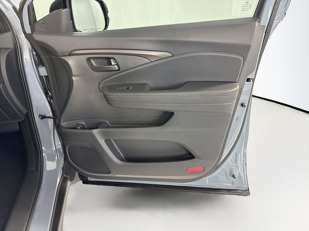 Certified Used 2025 Sonic Gray Pearl Honda TrailSport image 25