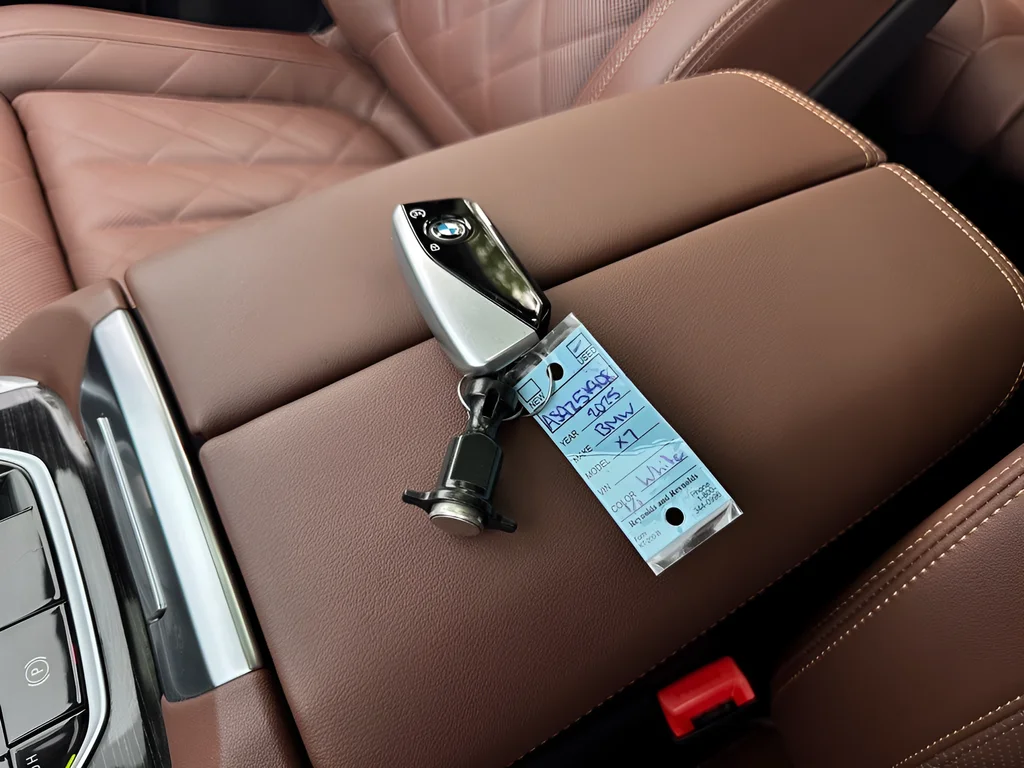 Used 2025 White BMW xDrive40i image 30